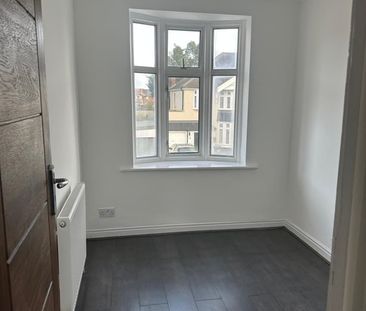 3 Bed Semi-Detached House, Sandhurst Drive, IG3 - Photo 6