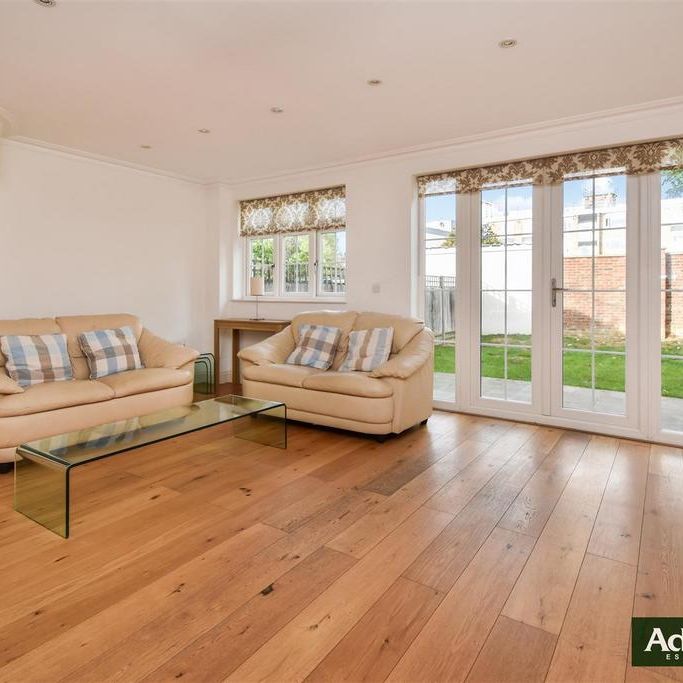 4 bedroom end of terrace house to rent - Photo 1