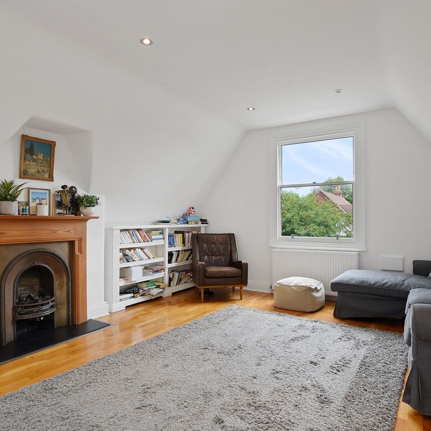 3 Bed Flat, Barrowgate Road, W4 - Photo 1