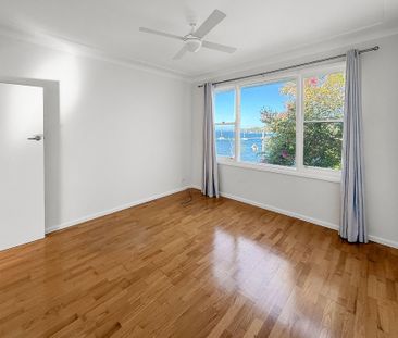 STUNNING LAKEVIEW LIVING - 3 BEDROOM HOME IN PRIME LOCATION - Photo 5