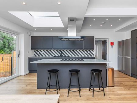 High end 6 bed HMO Room 3 - Photo 4