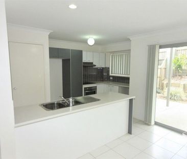 3 bedroom Townhouse available now - Photo 2