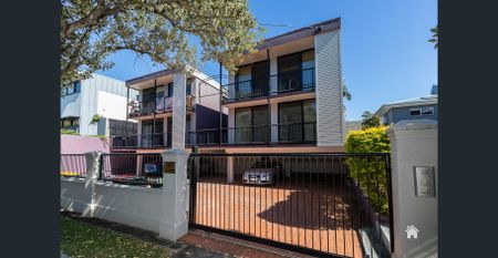 West End Lifestyle – Walk to Orleigh Park & Riverfront - Photo 5