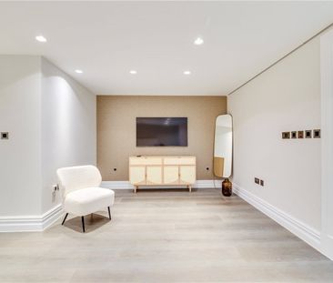 A comprehensively refurbished three storey mews house of just over ... - Photo 6