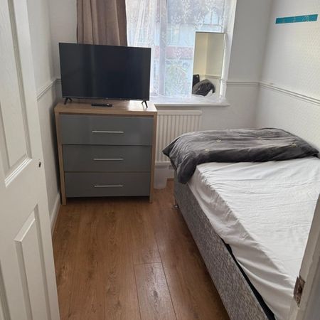 Room in a Shared House, Foxley Road, CR7 - Photo 4