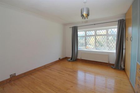 4 bedroom semi-detached house to rent - Photo 2