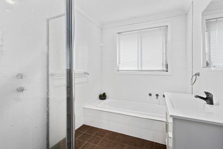 Beautifully Presented 3 Bedroom Villa - Photo 4