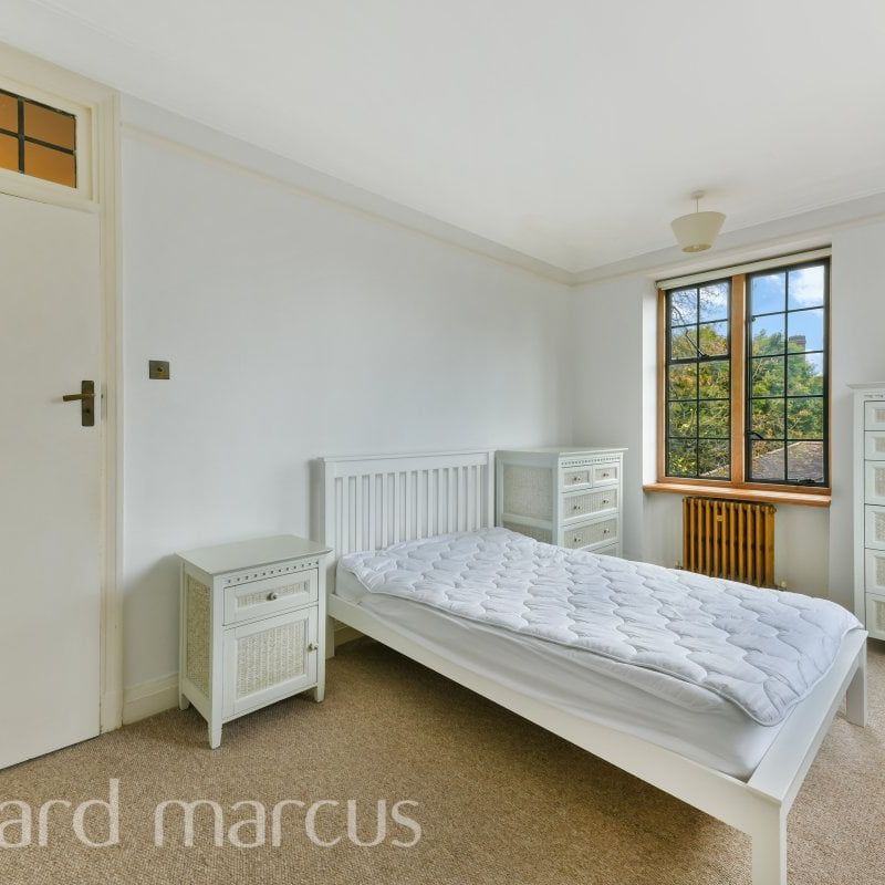 Manor Fields, LONDON - Photo 1