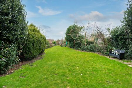 A detached family home in a quiet residential road offering good access to Guildford town centre, mainline station and a variety of well reputed schools. - Photo 5