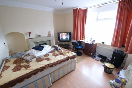 6 Bed - Becketts Park Drive, Headingley, Leeds - Photo 3