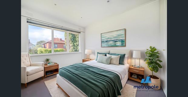 MODERN, SPACIOUS & FULL OF LIGHT - Photo 1