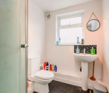 Explosive Double Bedroom close to Lowfields Park - Photo 5