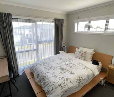 Modern One Bedroom Townhouse - Photo 2