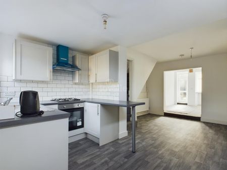 2 bedroom terraced house to rent - Photo 4