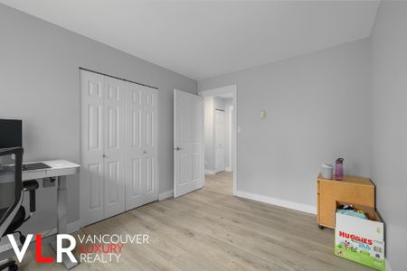 Townhouse in Burnaby, BC - Photo 3