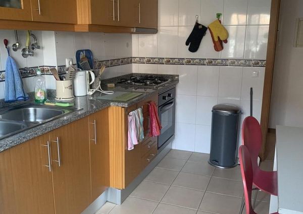 Quarto mobilado para estudante Caparica