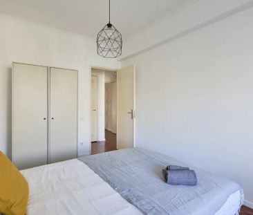 Room in a shared 5-bedroom apartment for rent in Lisbon, some bills included - Photo 1