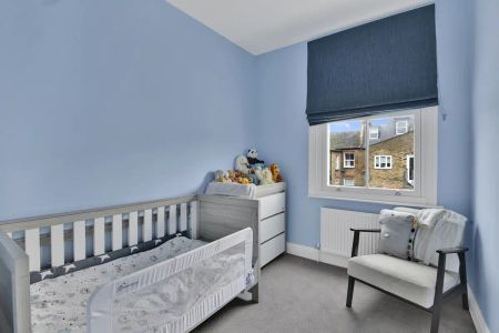 4 bedroom house in London - Photo 4