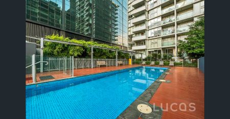 Spacious sanctuary on the edge of the CBD - Photo 2