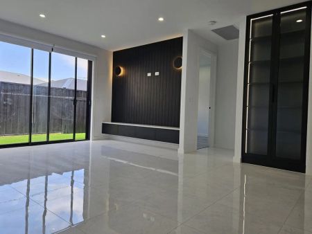 “Modern &amp; stylish 4-bedroom family home located opposite Senol Shopping Centre!” - Photo 2