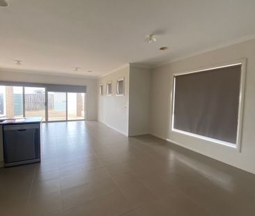 Pristine 3 bedroom home - Photo 4