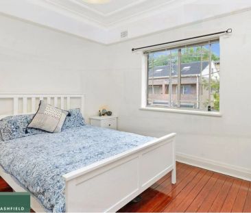 Bright & Spacious Top-Floor Apartment in Charming Boutique Block - Photo 3