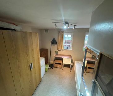 Double Room in a family home available Now! - Photo 4