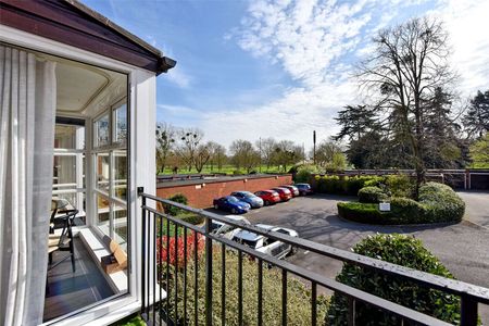 An immaculate and spacious one bedroom furnished apartment, beautifully presented close to the Long Walk. - Photo 3