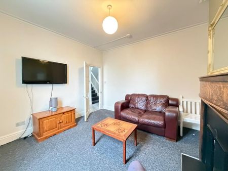 3 bedroom end of terrace house to rent - Photo 2