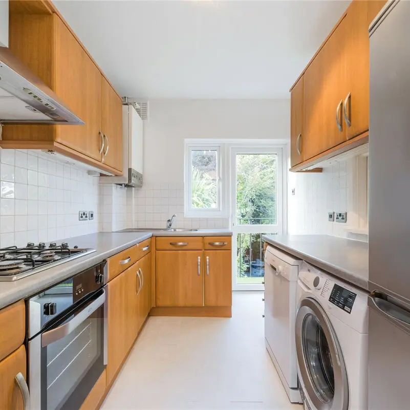 2 bedroom flat in Strawberry Vale - Photo 2