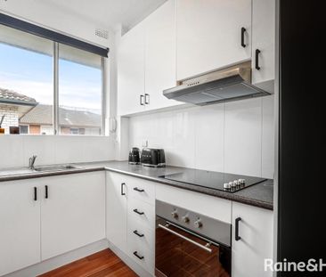 Bright Beachside Apartment - Photo 6