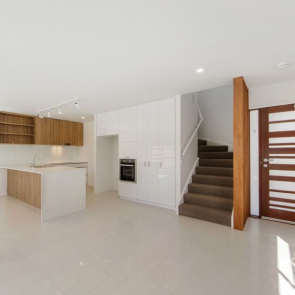 MODERN DESIGNED Townhouse - Donât miss out! - Photo 1