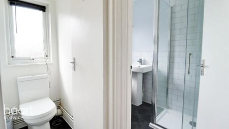 4 bedroom semi-detached house to rent - Photo 2