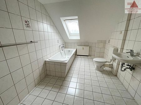 Neue Fußböden! Gemütliche Dachgeschosswohnung in ruhiger Lage von Aue - Photo 4