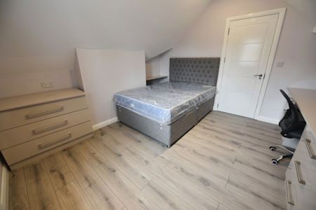2 bedroom Flat in Cardigan Road, Leeds - Photo 3
