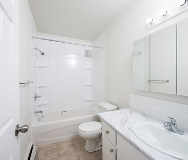 Crystal Court - Photo 6