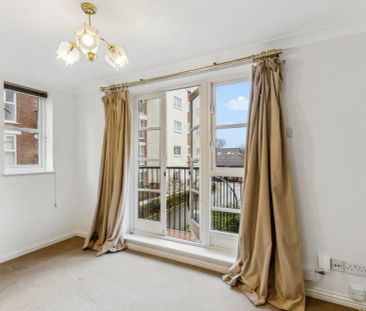 2 bedroom flat in Chiswick - Photo 2