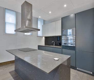 A beautifully designed oasis in the heart of the city - Photo 4