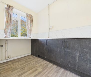 4 bedroom semi-detached house to rent - Photo 4