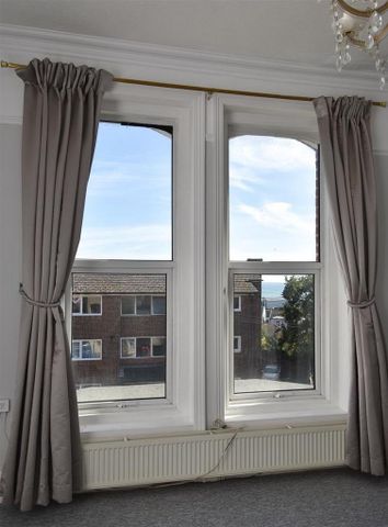 3 bedroom flat to rent - Photo 3