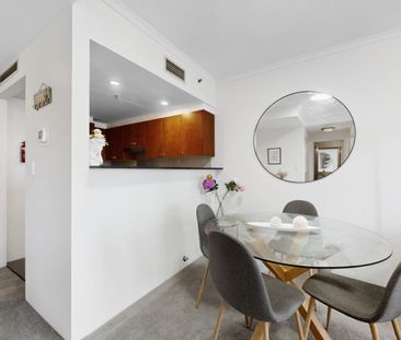 Furnished Modern One Bedroom in Heart of City - Photo 6