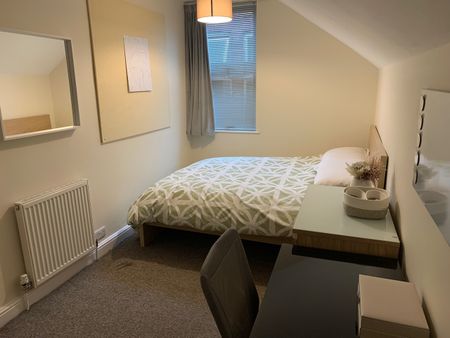 5 Bed Semi-Detached House, Trinity Avenue Lenton, NG7 - Photo 3