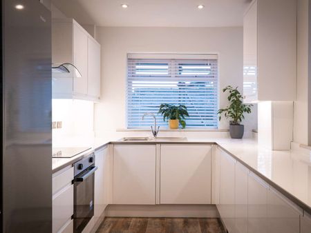 Stunning 6 bedrooms home located on Bowerham Room 6 - Photo 3