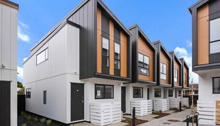 2 Bedroom Townhouse in Henderson - Photo 5