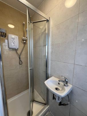 Bedsit close to ilford station- 900 - Photo 1