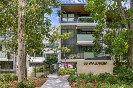 Furnished 1 bed, 1 car park, study and balcony - Photo 3