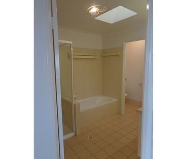 Low set Villa/Townhouse with low maintenance courtyard! Only 4 vill... - Photo 2