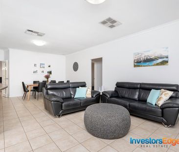 Stunning 3-Bedroom Residence in Karrinyup - Modern Design, Convenient Living! - Photo 4