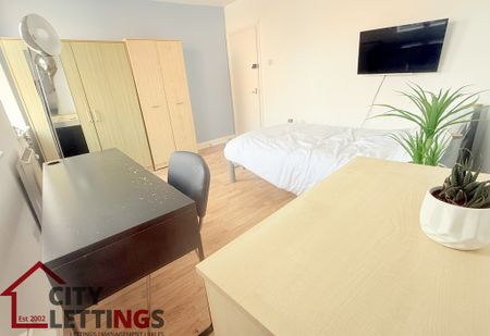 4 Bedroom Mid Terraced House - Photo 5