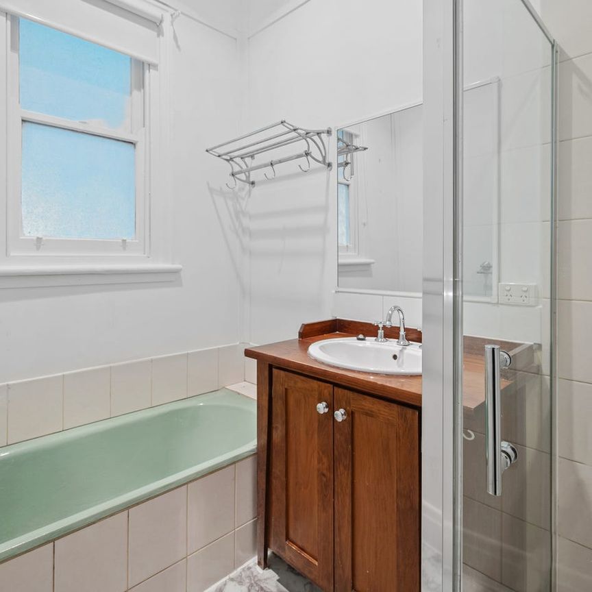 CHARMING PERIOD HOME – WALKING DISTANCE TO BENDIGO HOSPITAL - Photo 1